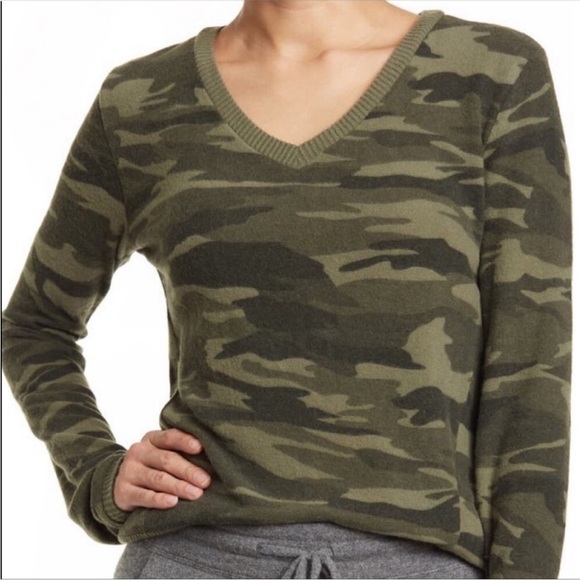 Theo & Spence Leopard Print V-Neck Pajama Top - Picture 4 of 13